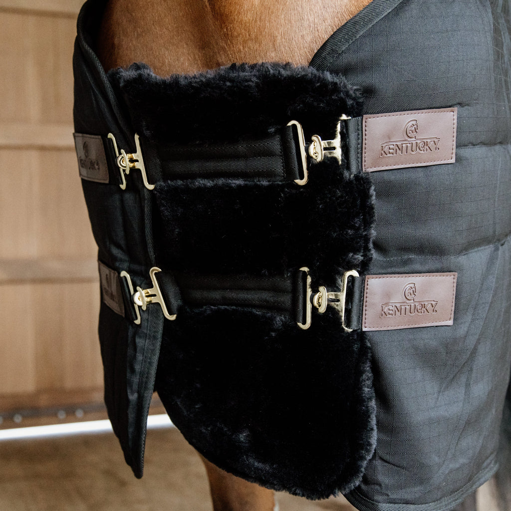 Kentucky Chest Expander Vegan Lammfell - 2 Verschlüsse