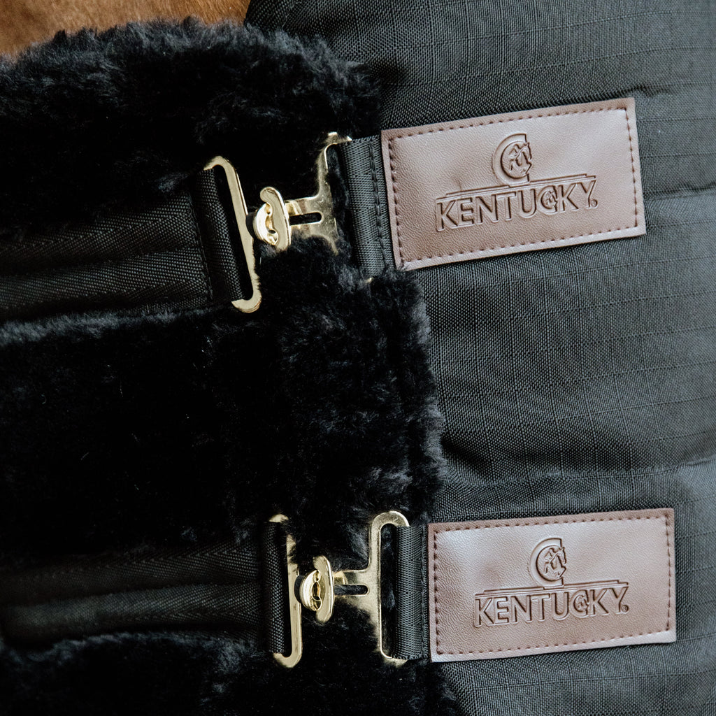 Kentucky Chest Expander Vegan Lammfell - 2 Verschlüsse