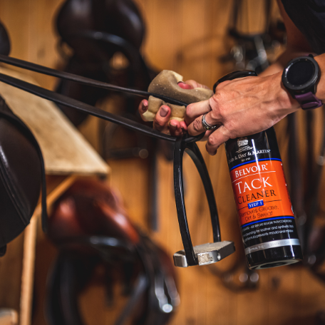 Carr & Day & Martin Belvoir Tack Cleaner - Stap 1